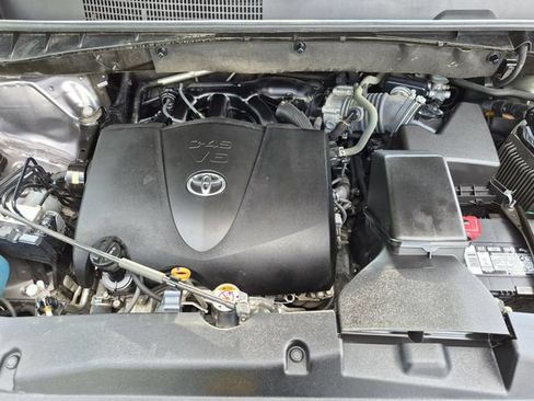 Used 2018 Toyota Highlander XLE AWD/4WD image 25