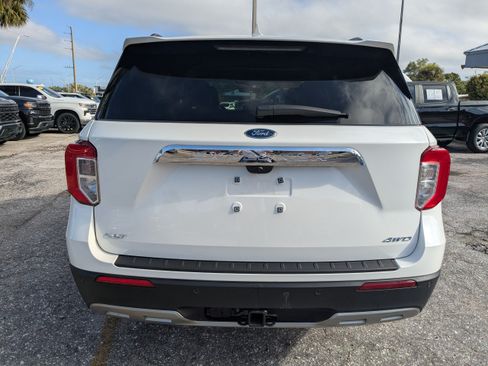 Used 2024 Ford Explorer XLT w/ Equipment Group 202A AWD/4WD image 5