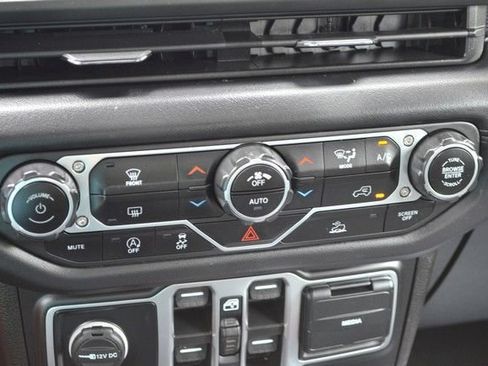 Used 2025 Jeep Wrangler Unlimited Rubicon AWD/4WD image 31