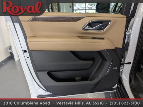 Used 2021 Chevrolet Suburban Premier w/ Premium Package RWD image 17