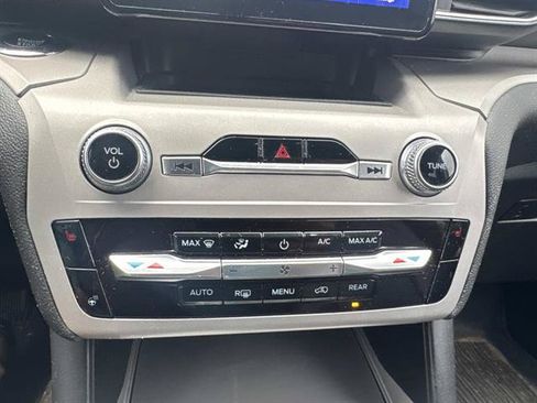 Used 2023 Ford Explorer XLT w/ Equipment Group 202A AWD/4WD image 18