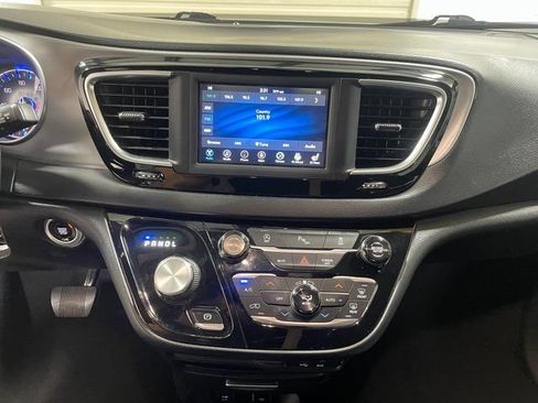 Used 2019 Chrysler Pacifica Touring Plus w/ S Appearance Package FWD image 17