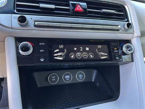 Used 2025 Genesis G70 2.5T image 23