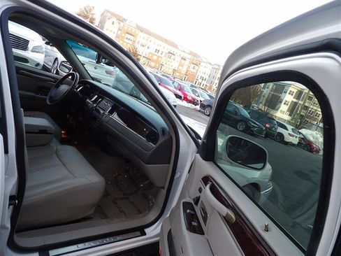 Used 2009 Lincoln Town Car Signature Limited image 13