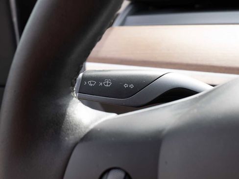 Used 2021 Tesla Model Y Long Range image 17