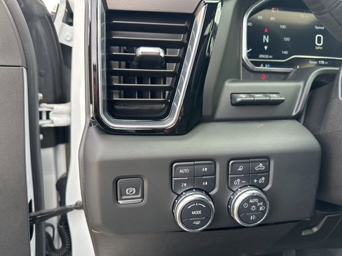Used 2024 GMC Sierra 2500 Denali w/ Technology Package AWD/4WD image 18