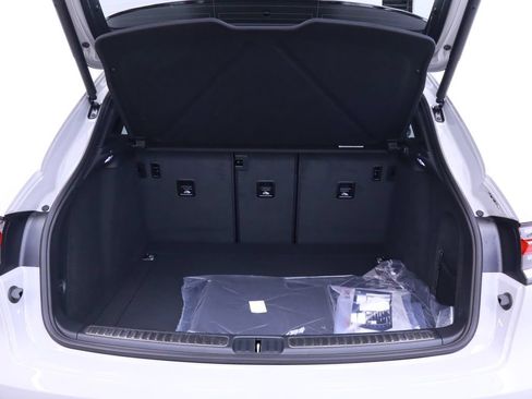 Certified 2025 Porsche Macan AWD/4WD image 40