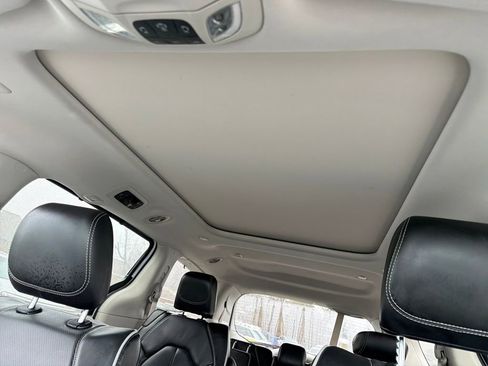 Used 2024 Chrysler Pacifica Limited FWD image 25