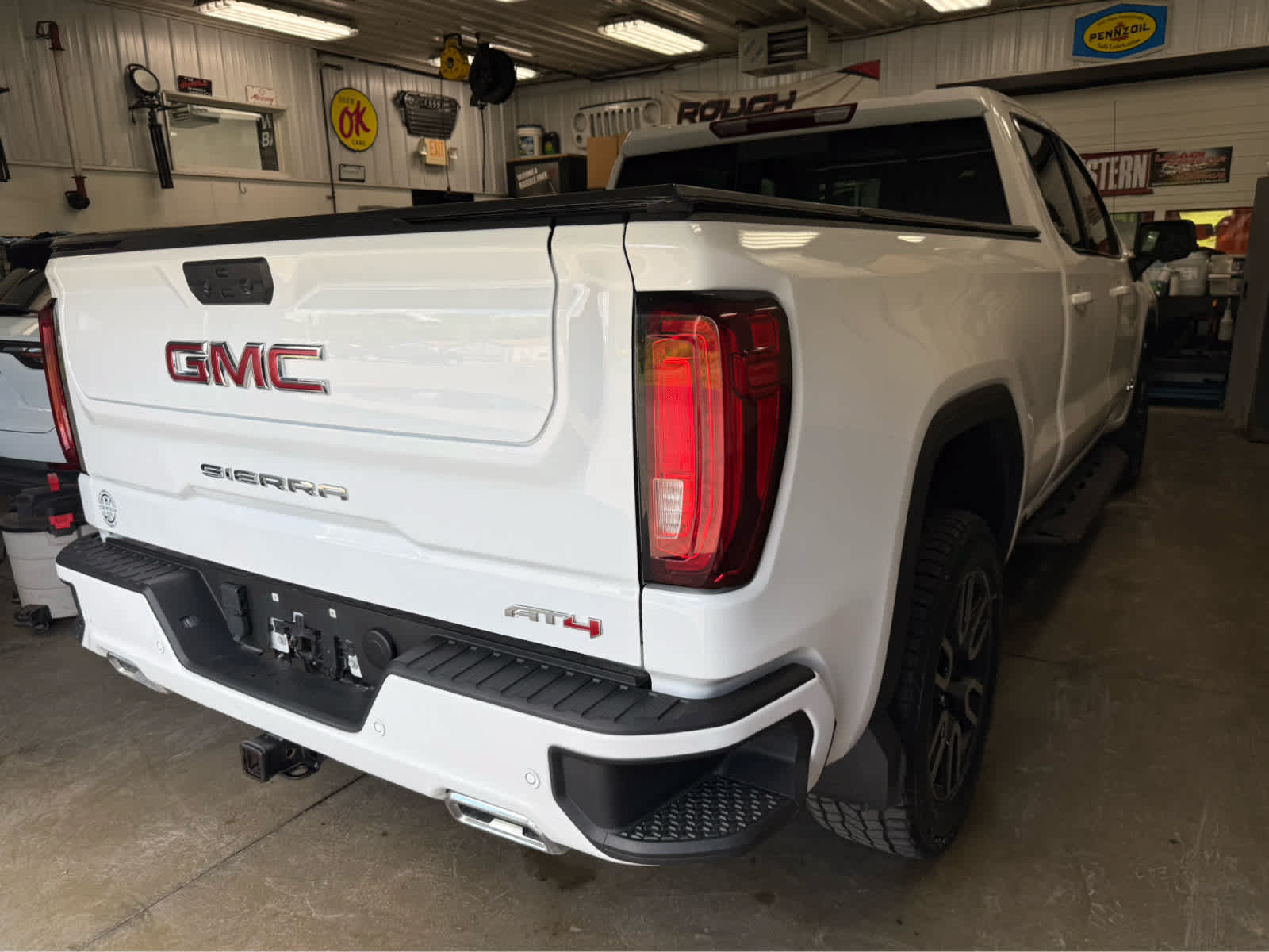 Used 2024 GMC Sierra 1500 AT4 w/ AT4 Preferred Package AWD/4WD image 5
