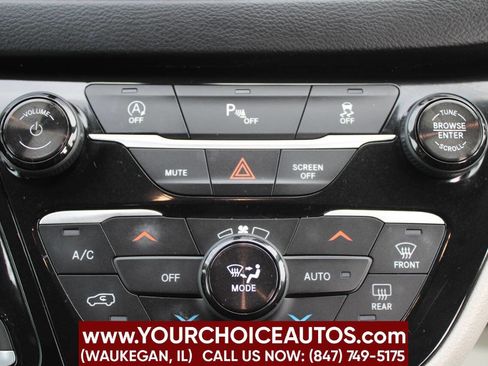 Used 2018 Chrysler Pacifica Touring-L image 28