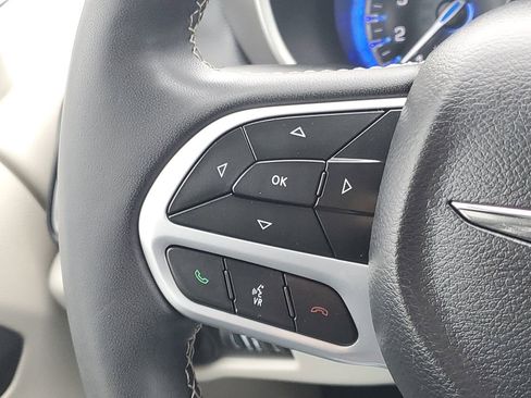 Used 2022 Chrysler Pacifica Touring-L image 15