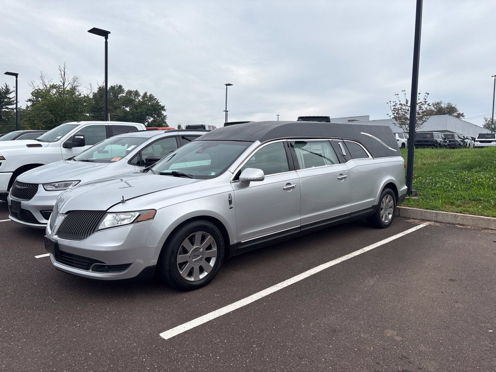 Used 2013 Lincoln MKT AWD image 4