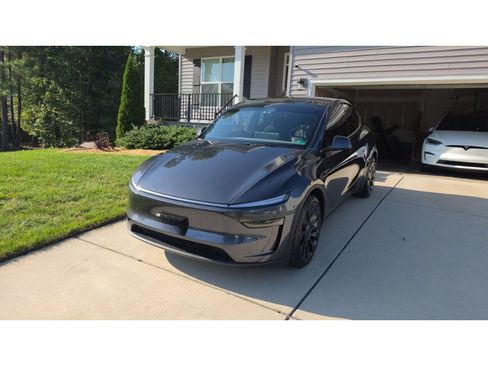 Used 2026 Tesla Model Y Long Range AWD/4WD image 1