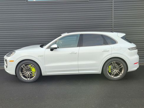 New 2025 Porsche Cayenne Turbo AWD/4WD image 2