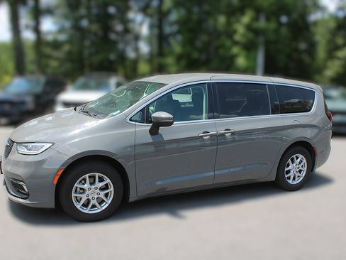 Used 2023 Chrysler Pacifica Touring-L FWD image 4