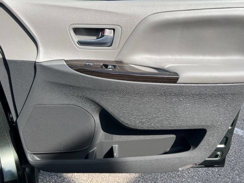 Used 2018 Toyota Sienna XLE Premium image 22