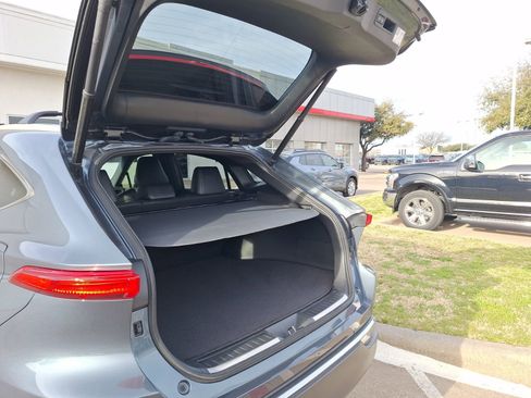 Used 2022 Toyota Venza XLE image 36