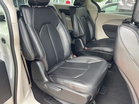 Used 2024 Chrysler Pacifica Select image 25