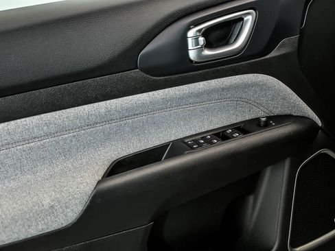 Used 2022 Jeep Compass Latitude w/ Sun and Sound Group AWD/4WD image 10