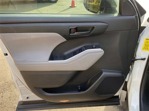 Used 2020 Toyota Highlander L w/ Phone Cable & Charge Package image 13