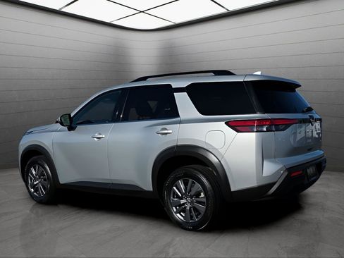 Used 2025 Nissan Pathfinder SV image 3