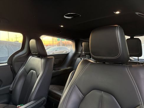 Used 2023 Chrysler Pacifica Touring-L w/ Uconnect Theater Family Group image 15