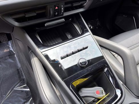 Certified 2024 Porsche Cayenne image 33