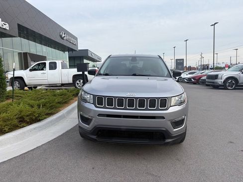 Used 2018 Jeep Compass Sport w/ Tech Group FWD image 2