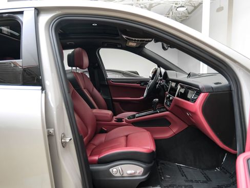 Used 2023 Porsche Macan Turbo image 41