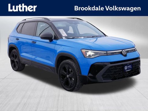 Certified 2025 Volkswagen Taos SE AWD/4WD image 1