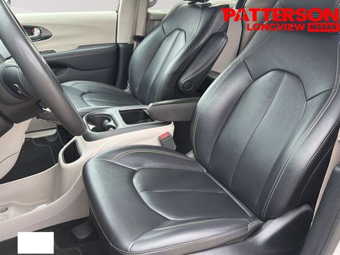 Used 2024 Chrysler Pacifica Touring-L FWD image 17
