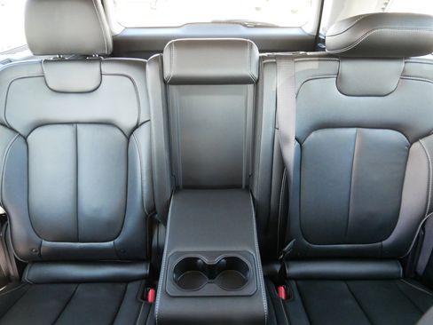 Used 2023 Jeep Grand Cherokee Limited w/ Black Appearance Package image 13