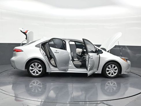 Used 2025 Toyota Corolla LE w/ Convenience Package image 32