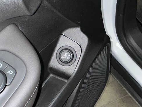 Used 2022 GMC Terrain SLE w/ Driver Convenience Package image 6