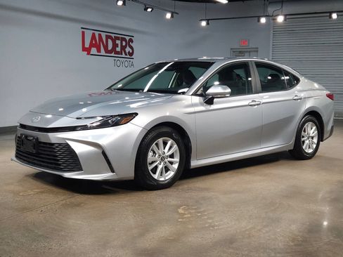 Used 2025 Toyota Camry LE FWD image 3