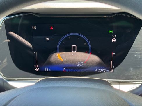 Used 2025 Chevrolet Trax LT FWD image 2