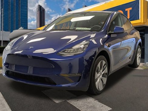 Used 2023 Tesla Model Y AWD image 1