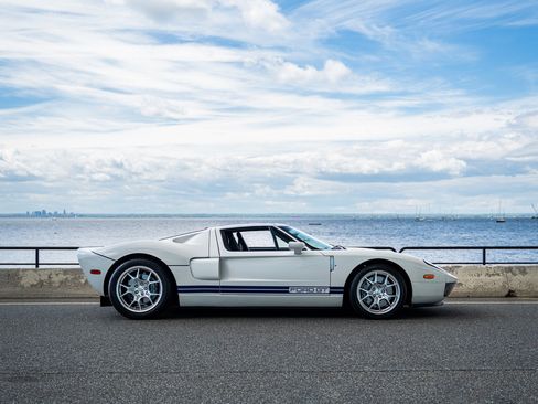 Used 2006 Ford GT RWD image 5