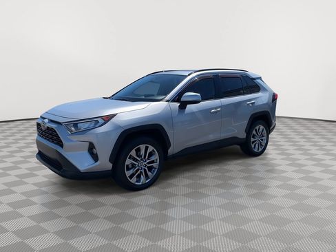 Used 2019 Toyota RAV4 XLE Premium FWD image 3