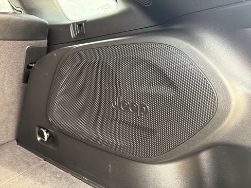 Used 2022 Jeep Cherokee Limited image 38