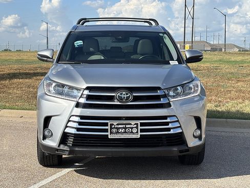 Used 2017 Toyota Highlander Limited Platinum FWD image 3