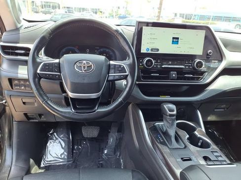 Used 2023 Toyota Highlander Platinum AWD/4WD image 9