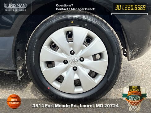 Used 2010 Toyota Yaris 2-Door Hatchback image 5