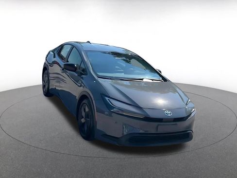 Used 2025 Toyota Prius LE FWD image 3