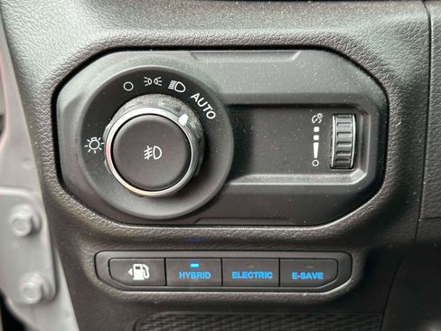 Used 2023 Jeep Wrangler Unlimited Sahara w/ Cold Weather Group AWD/4WD image 17