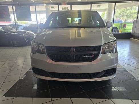 Used 2017 Dodge Grand Caravan SE FWD image 2