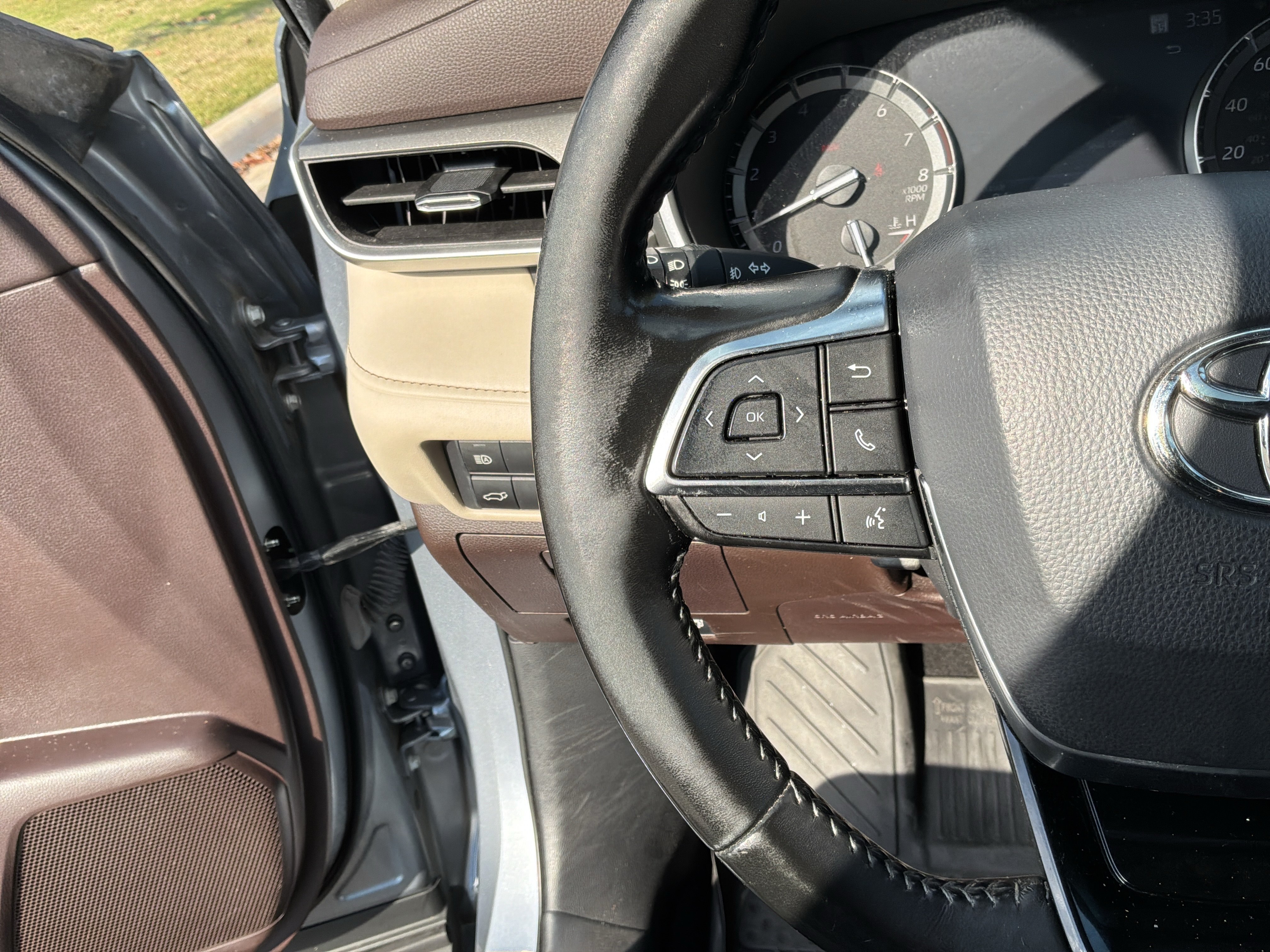 Used 2021 Toyota Highlander XLE FWD image 19