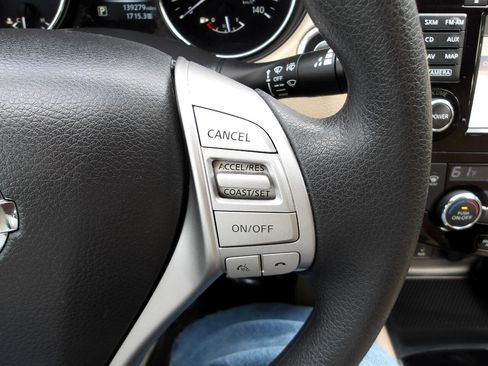 Used 2016 Nissan Rogue SV w/ SV Premium Package image 16