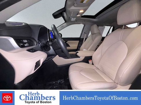Used 2024 Toyota Highlander XLE AWD/4WD image 7