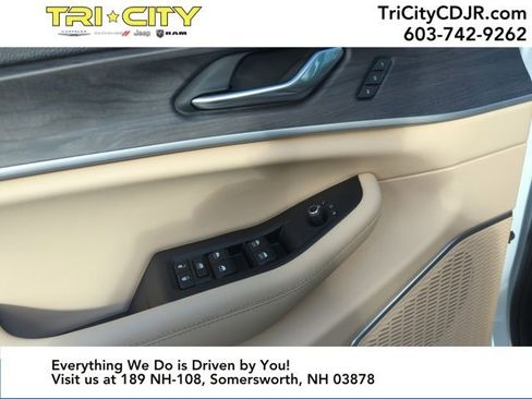 New 2025 Jeep Grand Cherokee Limited w/ Luxury Tech Group II image 11